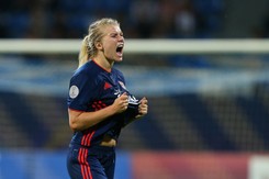 Amandine Henry, kapitan reprezentacji 'trójkolorowych' piłkarek przewodniczącą jury Miss Francji