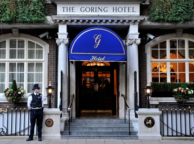 Policjant przed ekskluzywnym hotelem Goring, w którym Kate Middleton spędzi noc przed ślubem