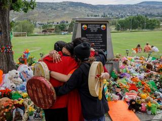 Kanadyjczycy opłakują dzieci pochowane w pobliżu szkoły rezydencjalnej w Kamloops.