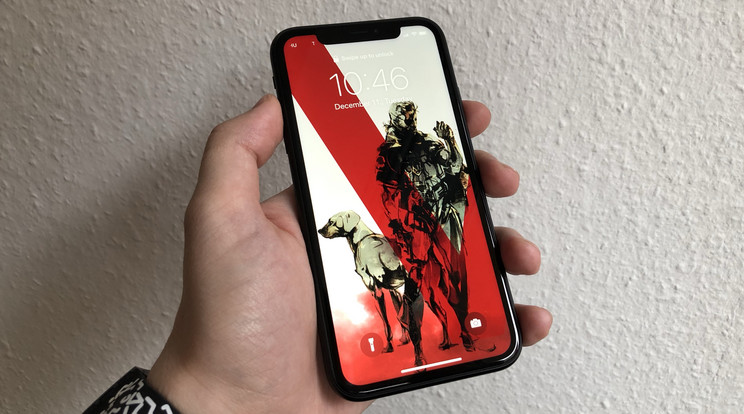 Az iPhone XR kijelzőjét körülvevő vastag káváknak szerepe van, itt kapott helyet az LCD háttérvilágítása /Fotó: Virág Dániel