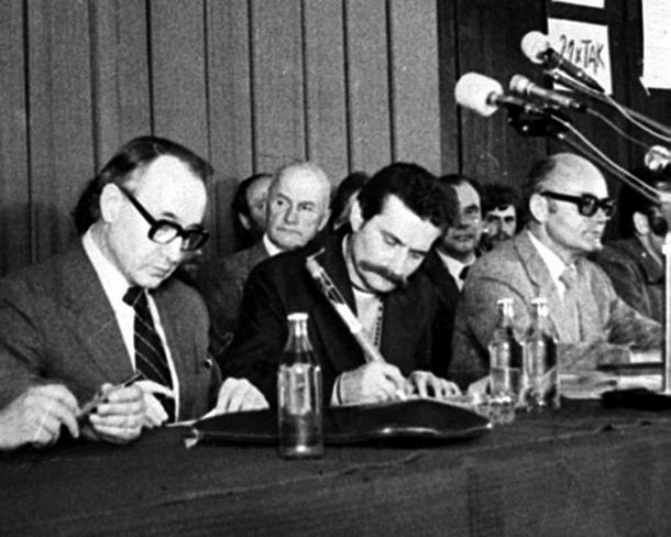 Lech Wałęsa i Mieczysław Jagielski podpisują porozumienie 