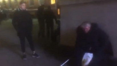 Felháborító: fejbe rúgott egy hajléktalant a kegyetlen férfi – videó (18+)
