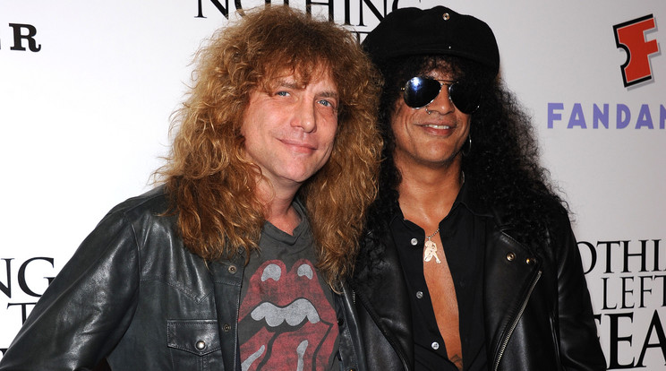 Saját magát szúrta hason a Guns N' Roses egykori dobosa, Steven Adler, aki  a képen Slash mellett áll.  / Fotó: Northfoto