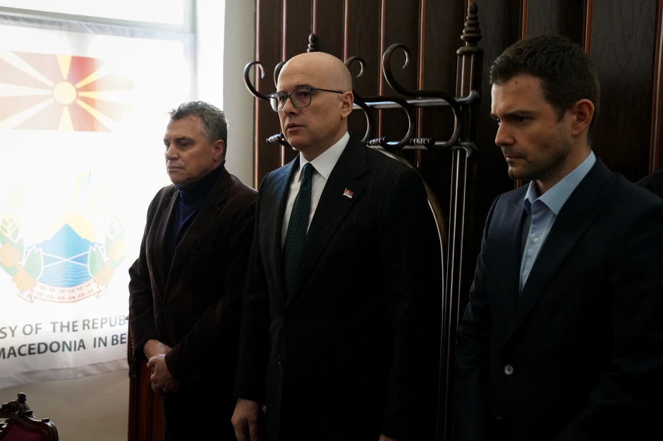 Predsednik Vlade Srbije Miloš Vučević upisao se danas u knjigu žalosti u ambasadi Severne Makedonije