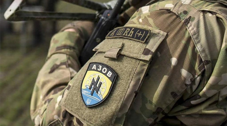 Az Azov regimentet átalakította az orosz agresszió. Szélsőséges nacionalisták fegyveres alakulatából legendásan harcoló honvédő egységgé váltak, amelyet magába tagolt az ukrán hadsereg. A Meta ezt a metamorfózist ismerte el azzal, hogy levette az ezredet a veszélyes szervezetek listájáról. / Fotó: Ukrainian Military Center