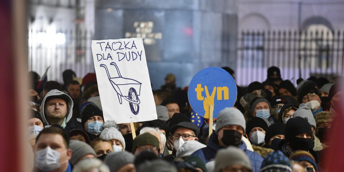 W całym kraju odbyły się manifestacje w obronie TVN.