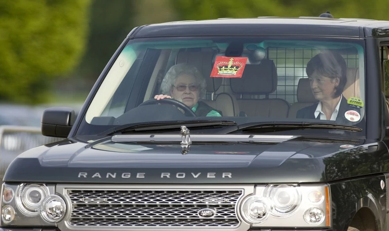 Elżbieta II za kierownicą range rovera