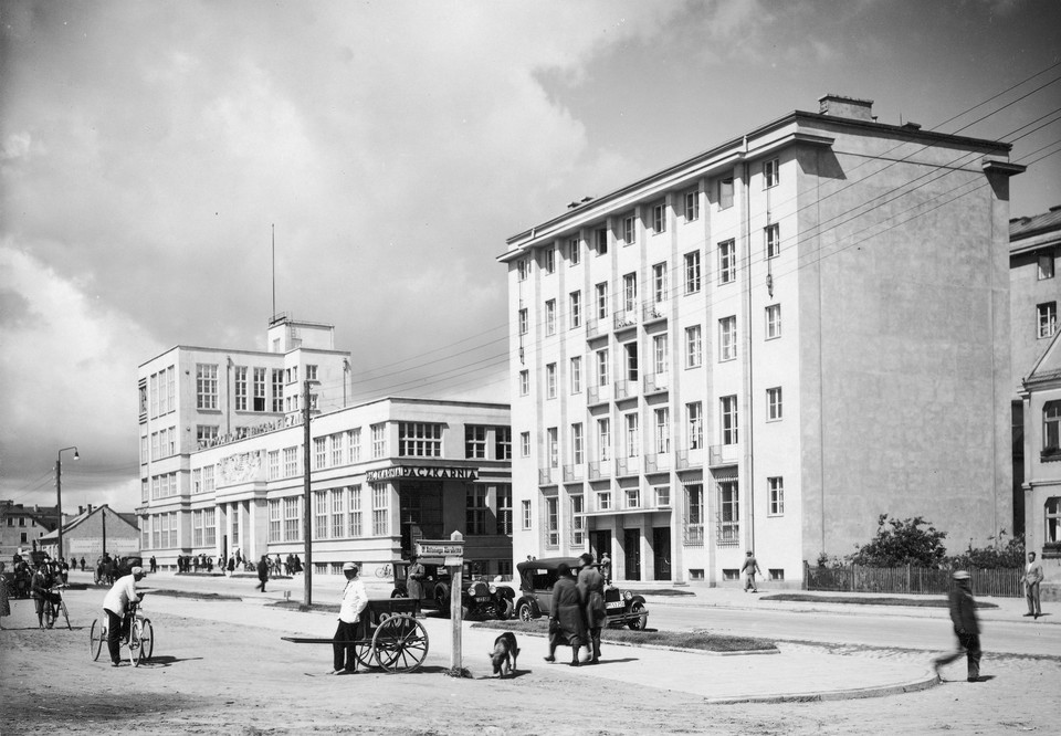 Budynki Banku Gospodarstwa Krajowego i urzędu pocztowego w Gdyni, fot. Henryk Poddębski, 1930 (NAC)