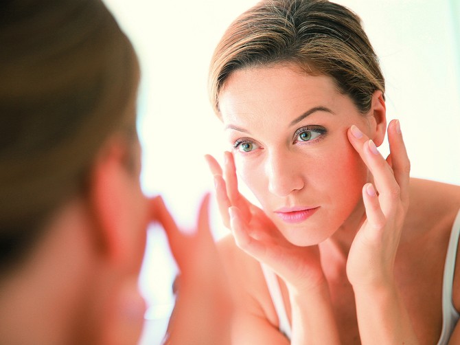 129755_stockphotomiddleagedwomanapplyingantiagingcream239297989