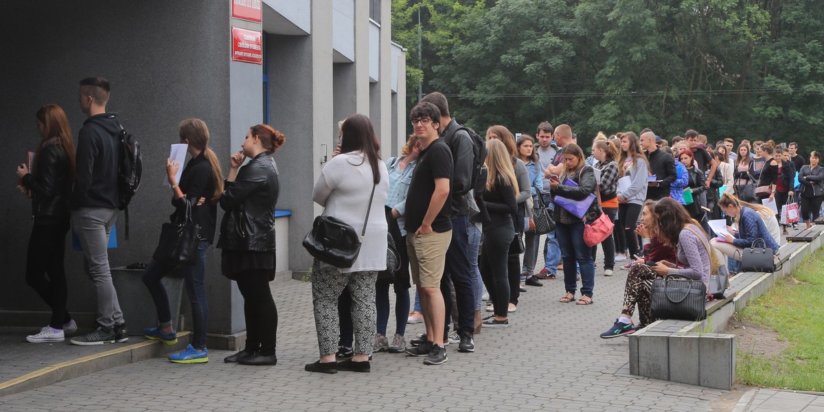 Gigantyczna kolejna studentów Uniwersytetu Łódzkiego 