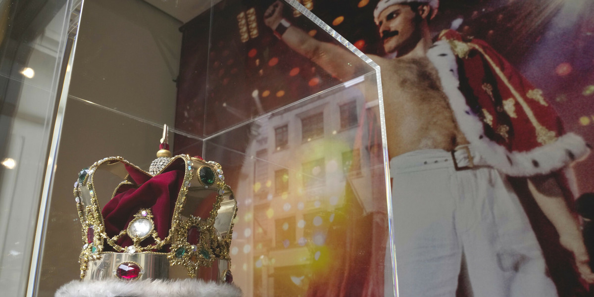 Replika korony św. Edwarda, którą Freddie Mercury miał na sobie podczas ostatniego koncertu z Queen w 1986 r., jest prezentowana na wystawie Sotheby's w Londynie, 26 kwietnia 2023 r.