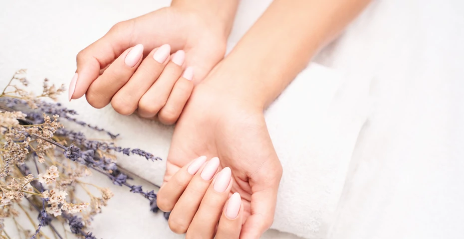 Jak krok po kroku samodzielnie wykonać manicure hybrydowy?