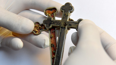 Krzyżyk z relikwiami odkryto przy sowieckich okopach