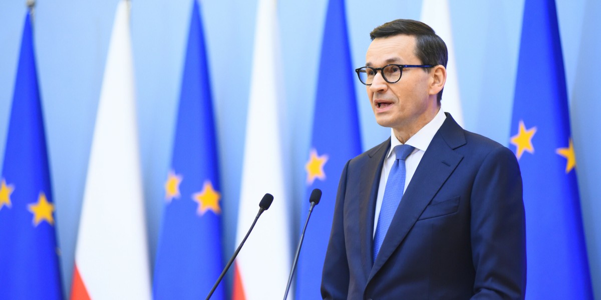 Premier Morawiecki podczas konferencji prasowej.