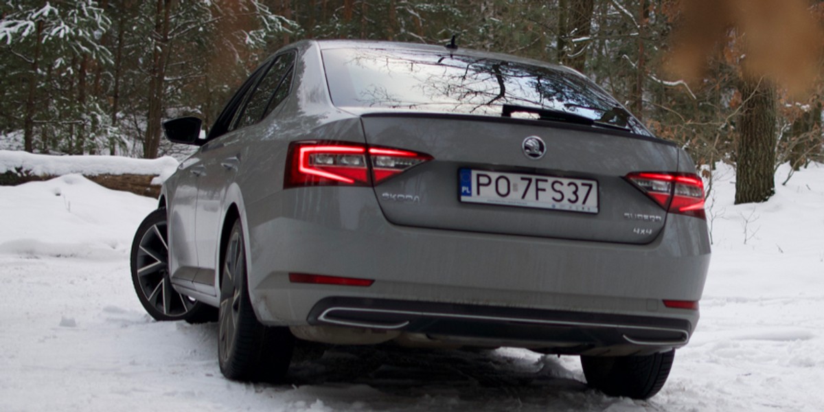 Skoda Superb Sportline 2.0 TDI 190 KM na tle innych wersji wyróżnia się sportowymi akcentami nadwozia i we wnętrzu auta