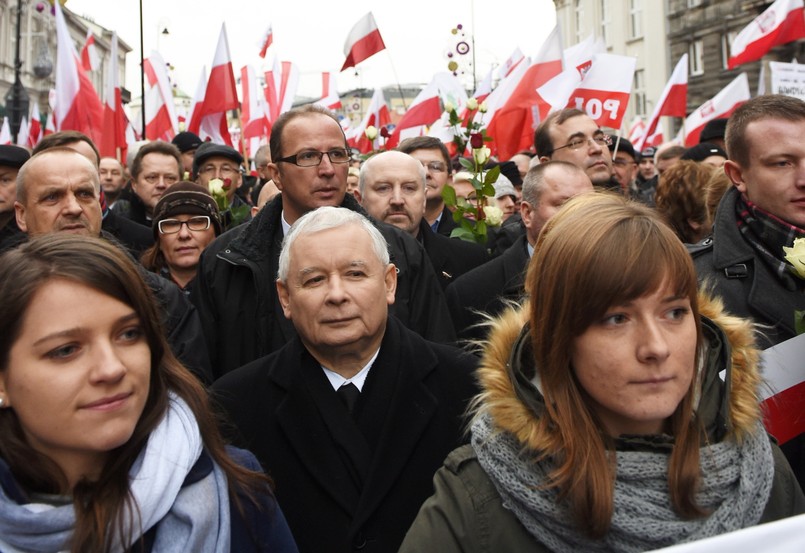 W pierwszym rzędzie marszu idzie Jarosław Kaczyński i inni politycy PiS. Obok prezesa idą m.in. wicemarszałek Sejmu Marek Kuchciński i europosłanka Anna Fotyga. W oddali maszeruje Jacek Kurski.