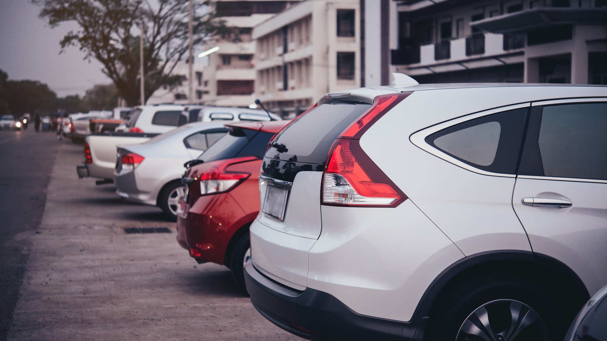 Auto stojace týždne na parkovisku pomaly stráca kondíciu. Čo sa deje pod kapotou, keď nejazdíte. 