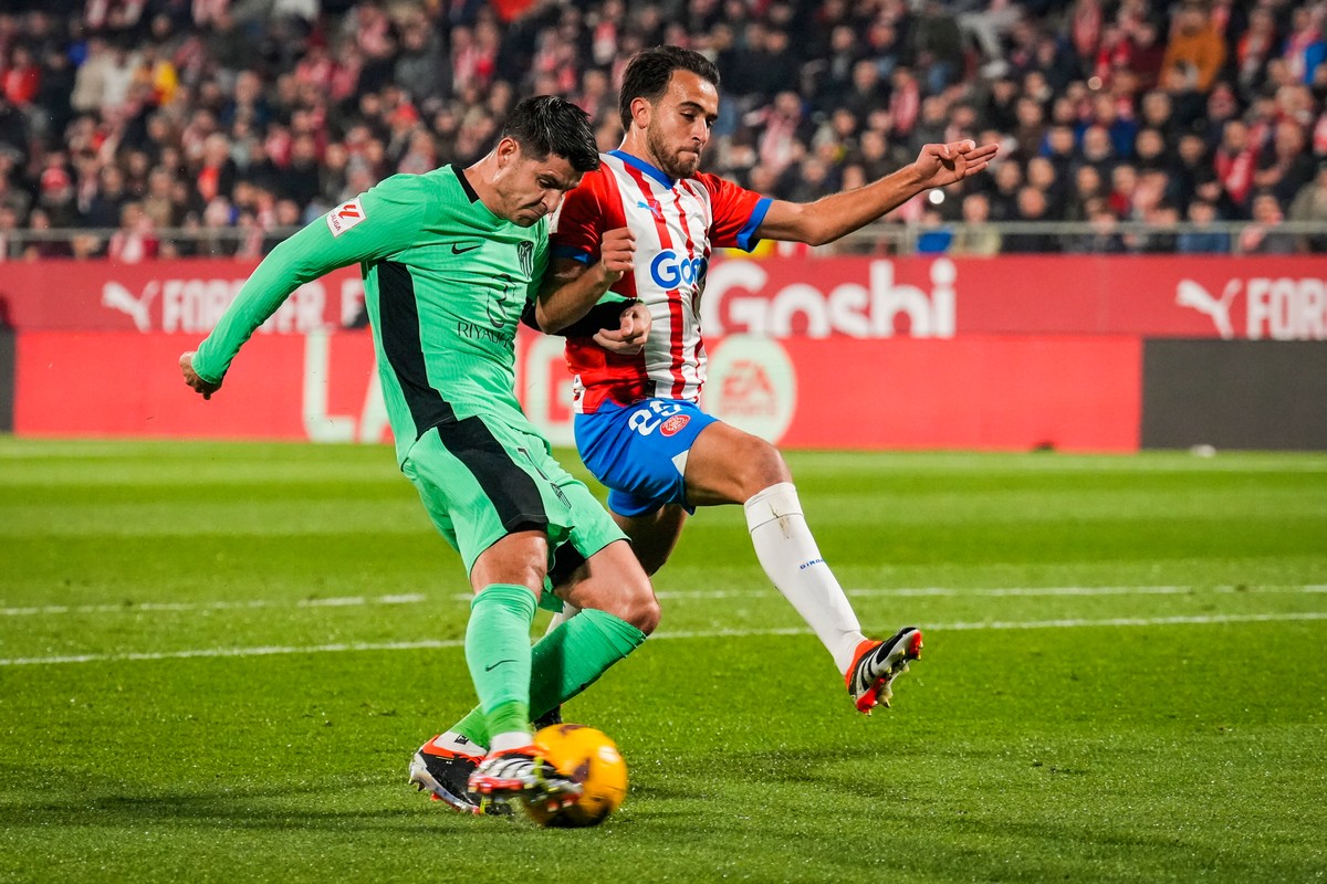 Alvaro Morata i Eric Garcia walczą o piłkę w meczu Girona - Atletico Madryt