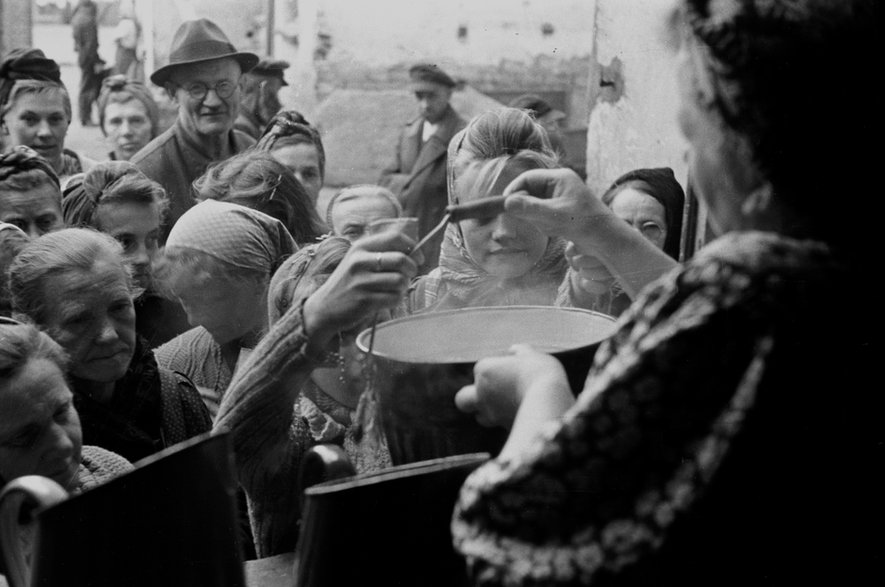 Ostatnie grupy Niemców opuszczają Polskę. Wydawanie żywności repatriantom, Legnica, 1947 [zdjęcie ilustracyjne]