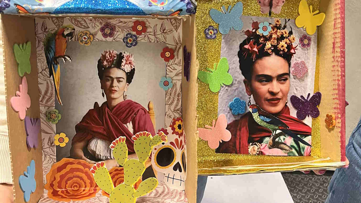 <strong>Gdy z końcem kwietnia pogoda nie rozpieszcza ciepłem, temperatura wrażeń w warszawskiej Fabryce Norblina wciąż utrzymuje się wysoko! A to za sprawą wystawy immersyjnej “Frida Kahlo. Życie ikony”, którą można oglądać w galerii Art Box Experience. </strong>