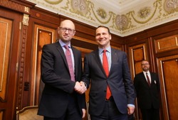 Sikorski wraca na Ukrainę. "Konflikt przerodził się w wojnę"