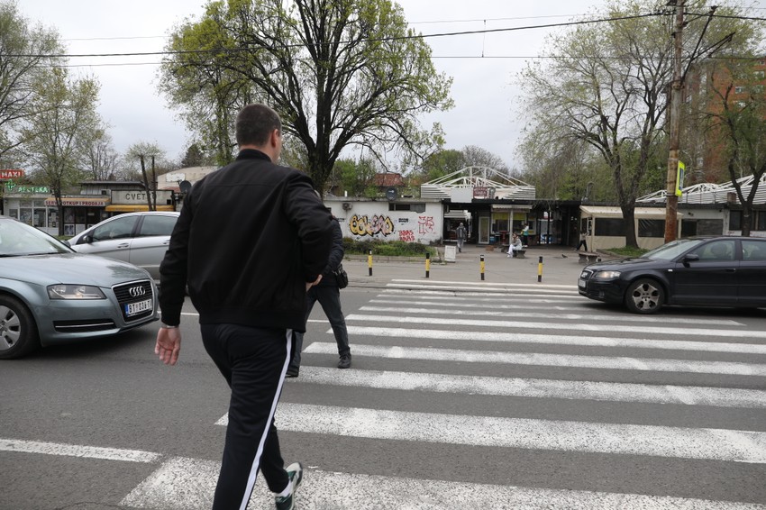 Učesnici rasprave na Redditu istakli su i nepropuštanje pešaka kao čest primer domaće saobraćajne nekulture