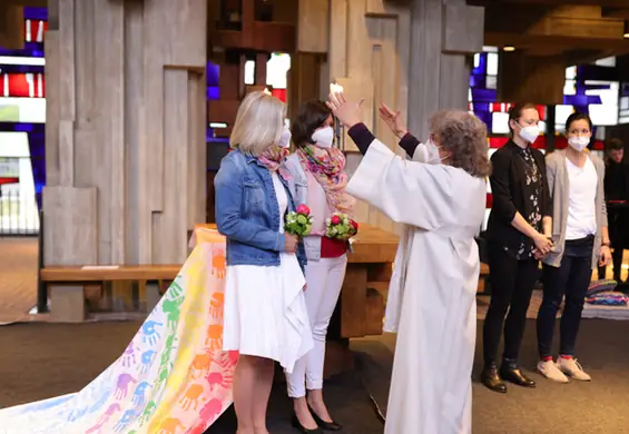 Biskupi będą błogosławić pary jednopłciowe. Postawili się Watykanowi