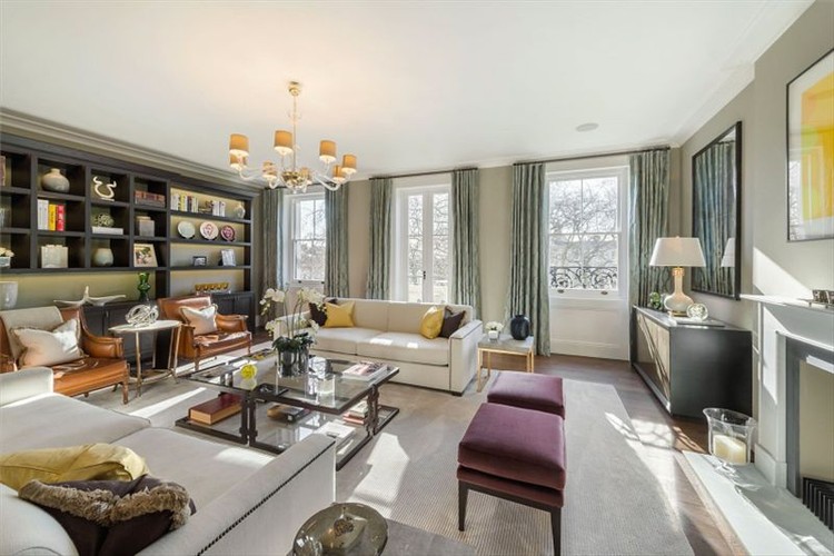 W dzielnicy Knightsbridge między Harrods I Royal Albert Hall na właściciela czeka dwupoziomowy apartament o powierzchni 300 m kw. Składa się on z 3 sypialni tyluż łazienek i pokoi dziennych. Wyposażona i wykończona nieruchomość z wykorzystaniem wysokiej jakości materiałów jest do kupienia za prawie 13 mln GBP (równowartość 76 mln zł). Dodatkowo nabywca może kupić kawalerkę na parterze, w której zakwaterować można służbę. 
<br><br>
Londyn (fot. Źródło WA ELIIS)