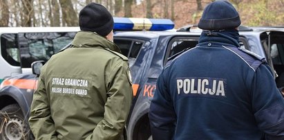 Przeszukanie u wolontariuszy na granicy. Policja z bronią, kilkanaście radiowozów