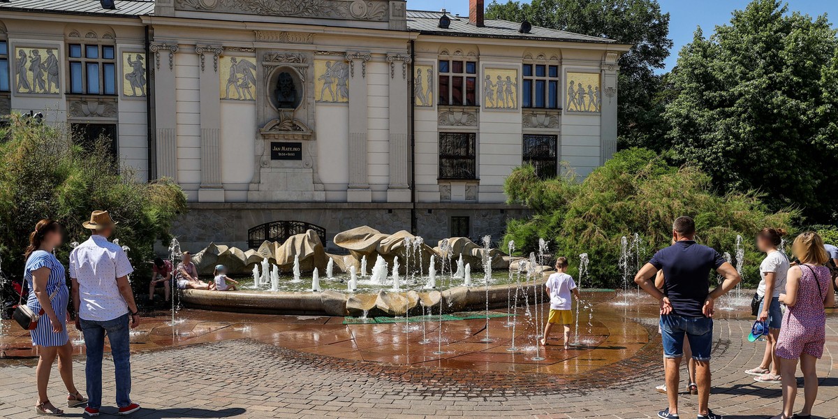 Miejskie fontanny zachęcają do kąpieli. Przypominamy, że może być ona niebezpieczna. 