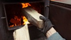 Nawet 5 tysięcy złotych kary dla właścicieli kominków. W taki sposób rozpalać już nie wolno