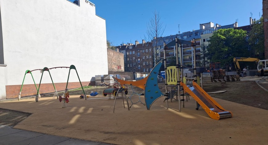 Podwórko Wszystkich Mieszkańców zyskuje plac zabaw