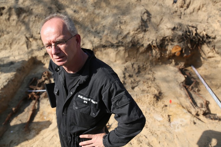 CMENTARZ NA WARSZAWSKIM BRÓDNIE. TUTAJ KOMUNIŚCI W TAJEMNICY ZAKOPYWALI SWE OFIARY