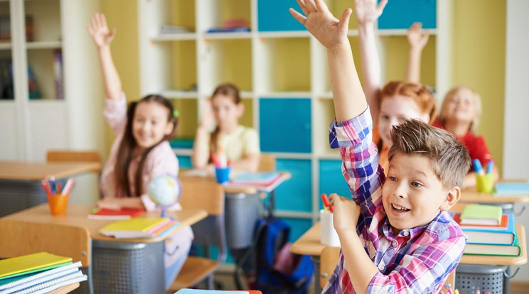 Tanterem helyett most online és levélben tartják a kapcsolatot diákok és tanítónénik /Fotó: Shutterstock