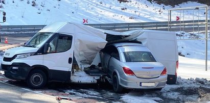 Auto osobowe wbiło się w samochód dostawczy. Kierowca sowicie ukarany. Dostał mandat wysokości dobrej pensji!