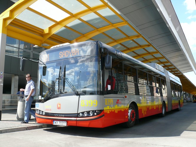 MZA używają od 2011 r. czterech autobusów Solaris w wersji hybrydowej. Autobusy miały być srebrno-czerwone. Zamiast tego ostatniego koloru wyszedł szary, więc autobus do dziś wzbudza kpiny warszawiaków. Przewoźnik wypuszcza te pojazdy na linie zwykłe z duża liczbą przystanków. Podczas ruszania i na „dwójce” autobus korzysta z silnika elektrycznego, co zmniejsza zużycie oleju napędowego i redukuje hałas. Hybrydowe autobusy tego producenta jeżdżą też w Poznaniu, Krakowie i Sosnowcu.