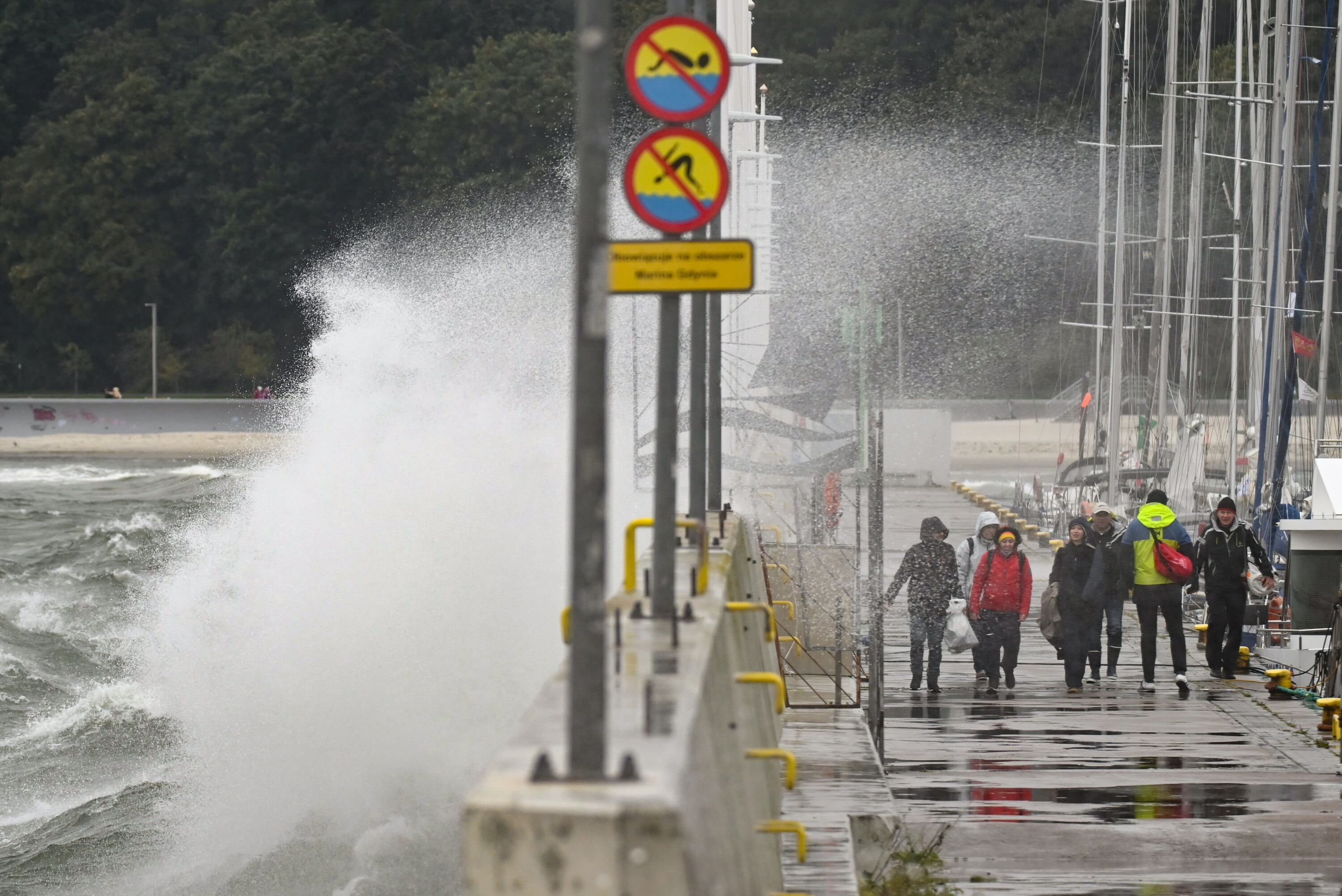 Alert RCB dla Pomorskiego: Wiatr do 100 km/h i wzrost poziomu wody