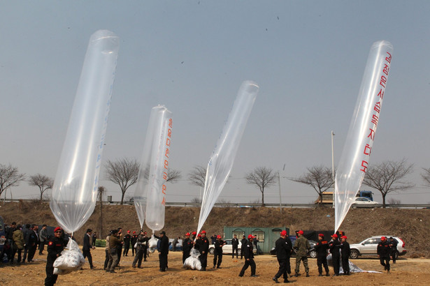 Aktywiści z Korei Południowej wysłali na Północ balony z ok. 100 tys. ulotek