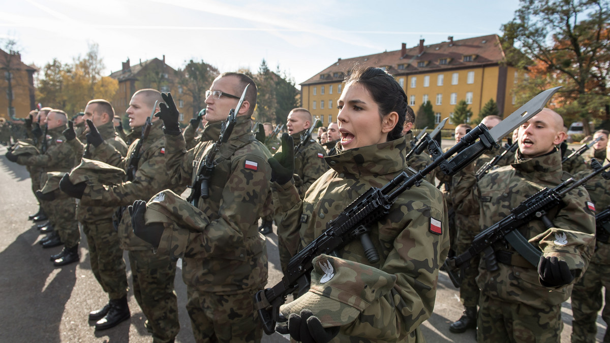 Ponad 60 podchorążych, którzy w przyszłości mają zostać oficerami Wojsk Obrony Terytorialnej, złożyło dzisiaj we Wrocławiu przysięgę wojskową. Przeszli oni podstawowe, pięciotygodniowe szkolenie; czeka ich jedenastomiesięczne szkolenie specjalistyczne.