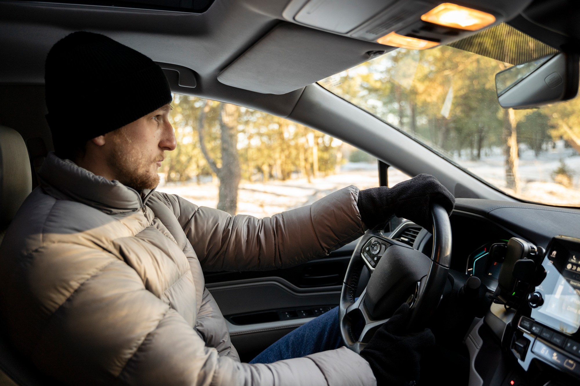 Hrubá zimná bunda vytvára vôľu medzi bezpečnostným pásom a telom – pri náraze sa pás napne neskôr a môže spôsobiť vnútorné zranenia. 