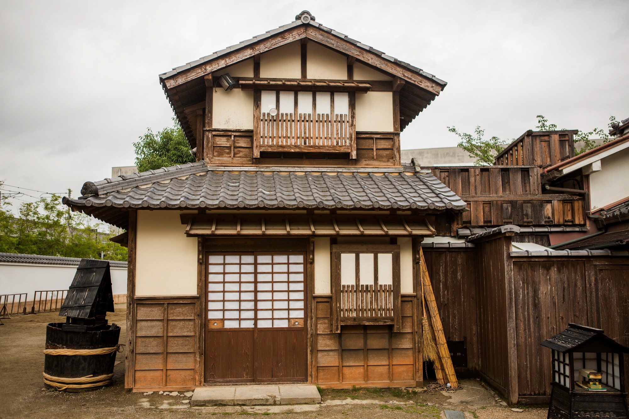 Niektoré staré japonské domy kvôli nedostatku obyvateľov chátrajú.