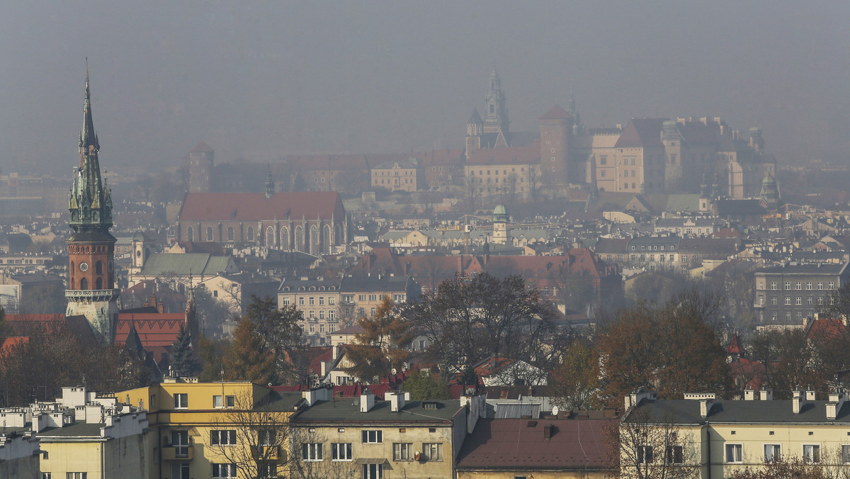 Stan powietrza w Krakowie jest dzisiaj (czwartek, 16.11) wyjątkowo zły. Na stronie Systemu Prognozowania Rozprzestrzeniania Zanieczyszczeń Powietrza opublikowano aktualne ostrzeżenia dotyczące smogu. Ogłoszono pierwszy stopień zagrożenia, a prezydent Krakowa apeluje o ograniczenie czynności, które przyczyniają się do powstawania zanieczyszczeń.