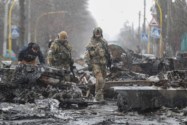 Ukraińscy żołnierze w Buczy