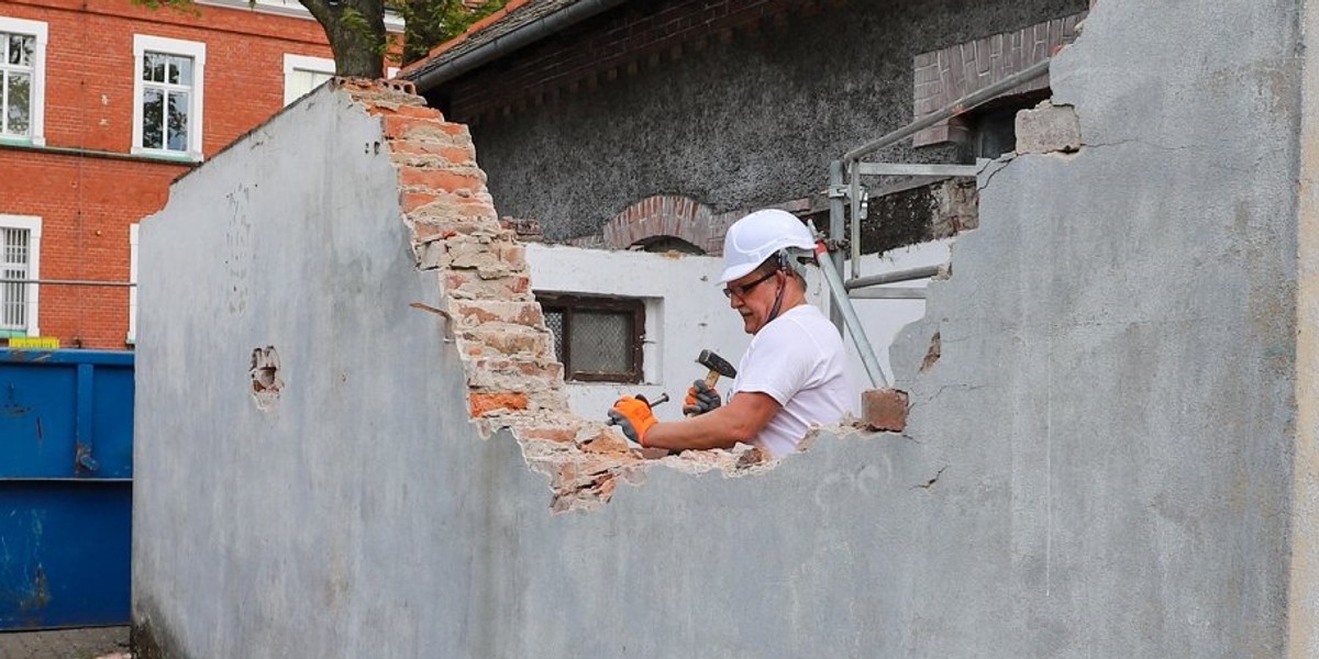 Burmistrz Lublińca rozwalił garaż.