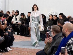 Coraz piękniejsza córka Cindy Crawford błyszczy na wybiegach w Paryżu. FOTO