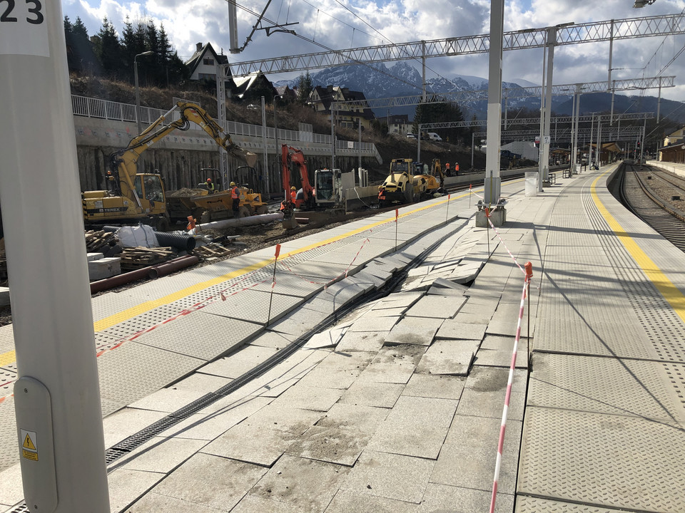 Zapadlisko na nowym peronie dworca kolejowego w Zakopanem