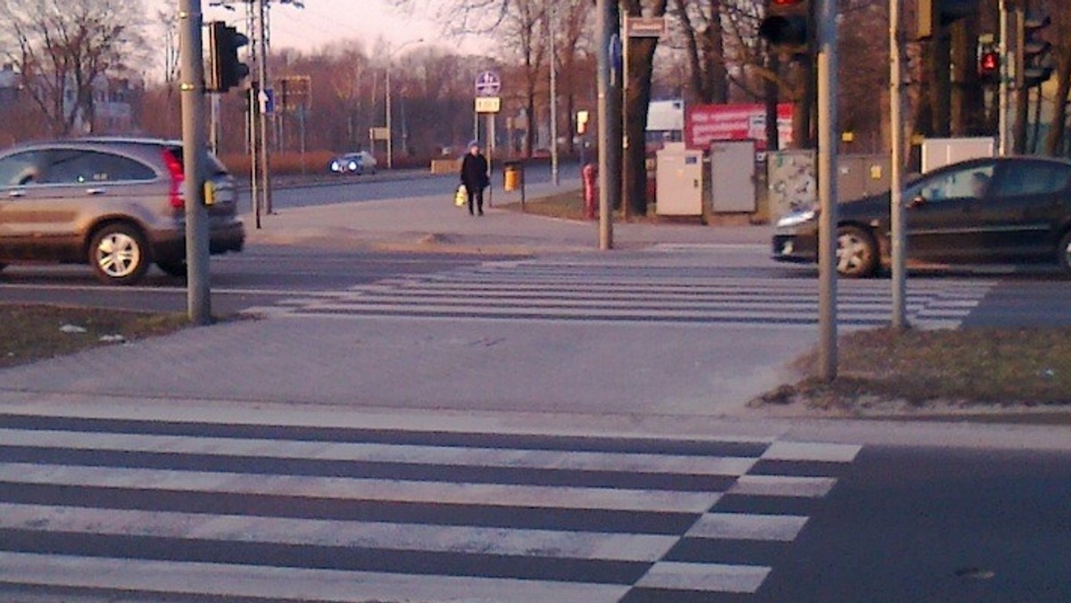 Dla jednych dziwadła, wprowadzające chaos wśród rowerzystów. Dla drugich to rozwiązanie, które tym samym rowerzystom ułatwia życie. Tyle że nielegalnie. Tak twierdzi policja – tego samego zdania jest wojewoda, który wzywa władze miasta - w tym przypadku reprezentowane przez Zarząd Dróg Miejskich - do stosowania zgodnego z prawem oznakowania dróg. A co na to owe władze?