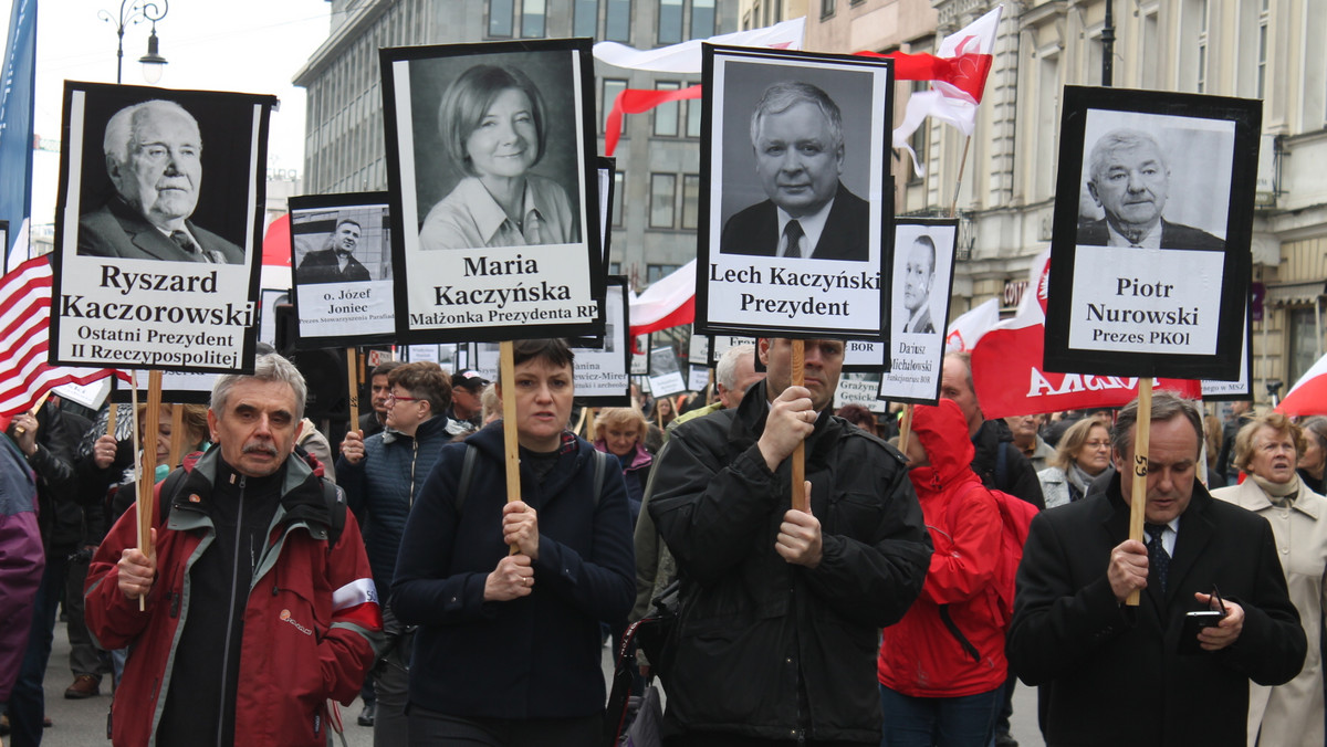 Jutrzejsza miesięcznica smoleńska jest pierwszą zarejestrowaną jako wydarzenie cykliczne. W świetle nowej ustawy o zgromadzeniach ma pierwszeństwo przed innymi. W związku z tym stołeczny Ratusz odmówił zarejestrowania siedmiu manifestacji. Wydał zgodę tylko na jedną, organizowaną przez Stowarzyszenie na Rzecz Demokracji "Tama", ale zakazał go właśnie wojewoda. – Odwołamy się do sądu – mówią Onetowi przedstawiciele organizacji.