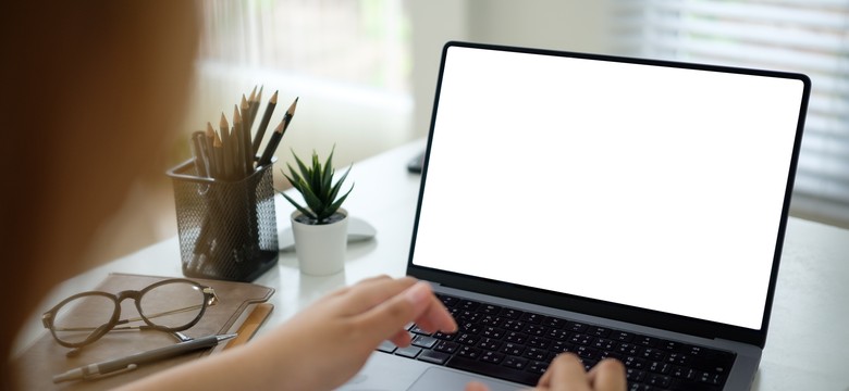 Szkoły dostaną laptopy. Ogłoszono gigantyczny przetarg, a warunki koszą konkurencję
