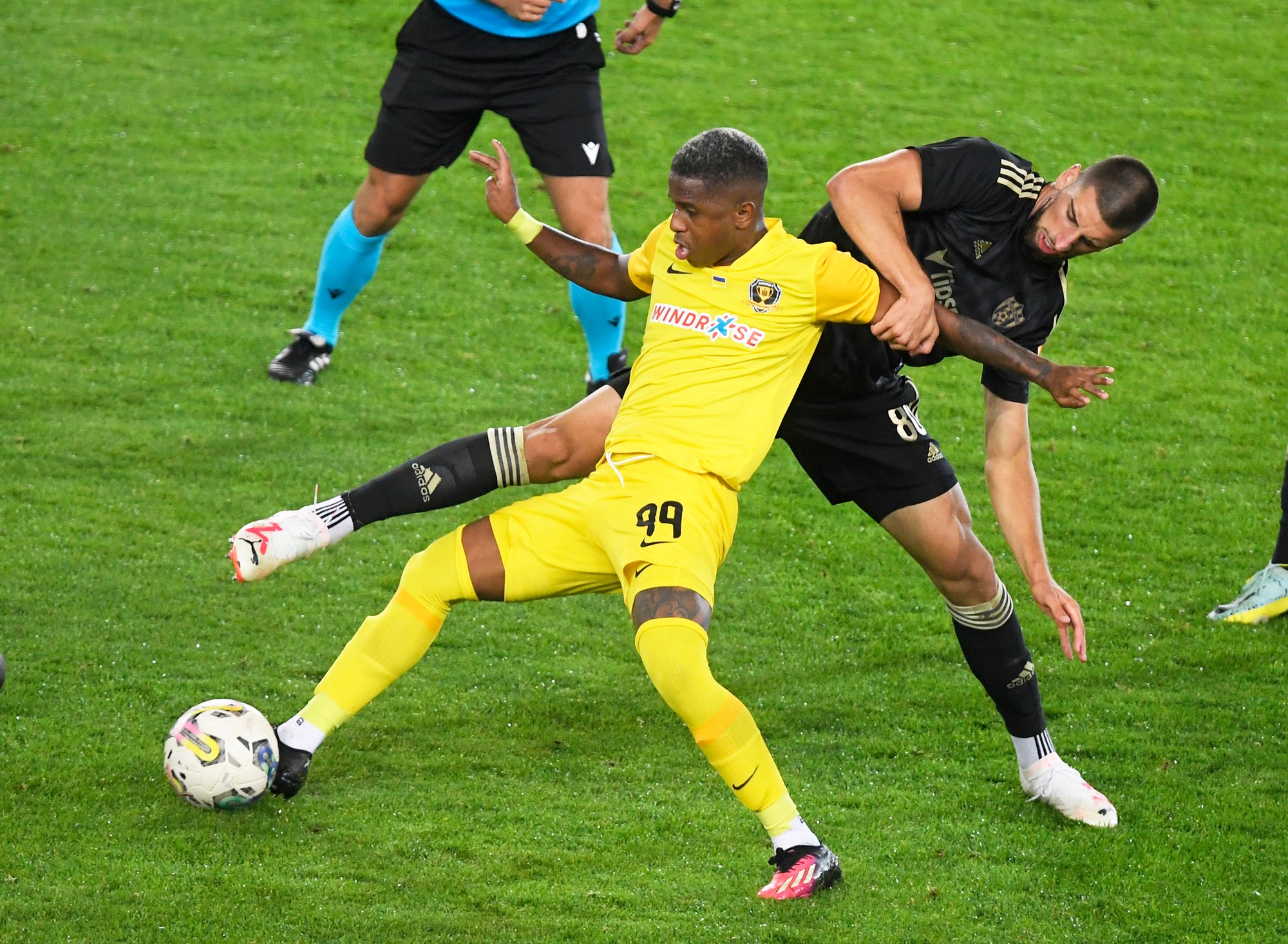 Adrian Zeljkovič (Spartak Trnava) a Bill (Dnipro-1).